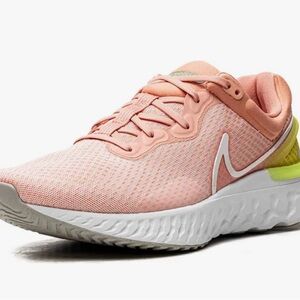 Nike Women’s REACT MILER 3 MNS